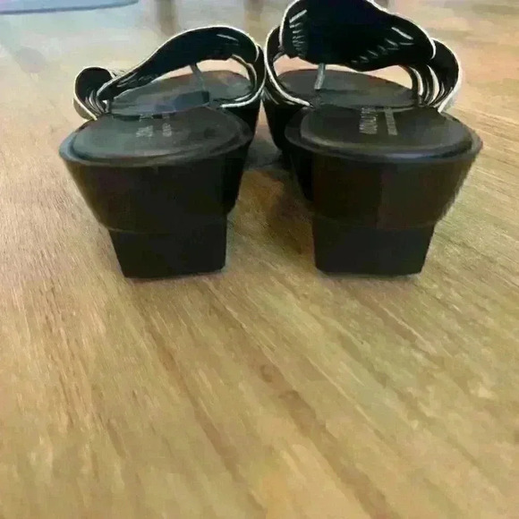 Donald J Pliner Cissy Gold Wedge Sandals Size - 9.5 - Picture 4 of 7